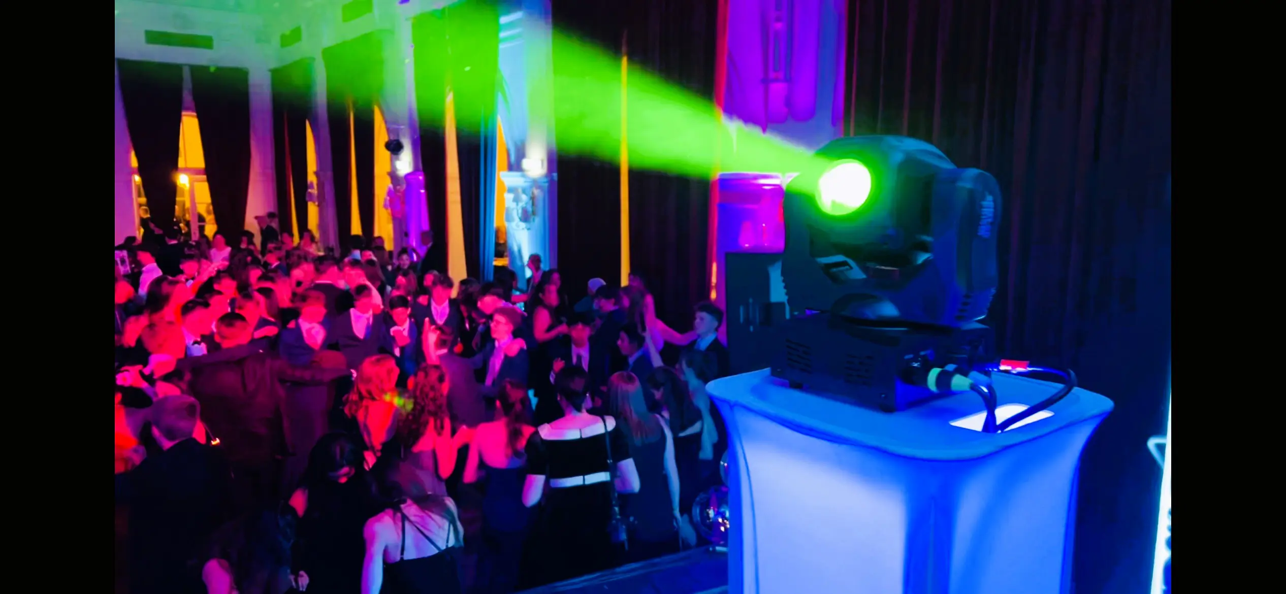Professioneller DJ für Hochzeiten & Events mit hochwertiger Technik, individueller Musikauswahl und voller Tanzfläche.