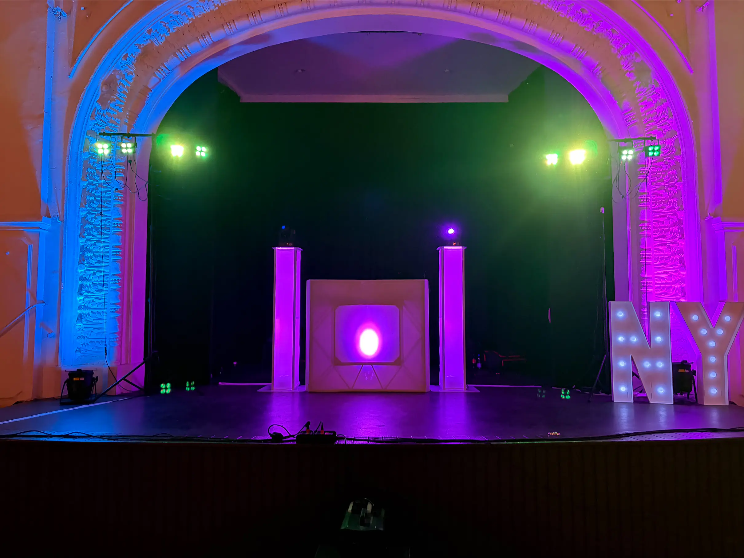 Professioneller DJ für Hochzeiten & Events mit hochwertiger Technik, individueller Musikauswahl und voller Tanzfläche.