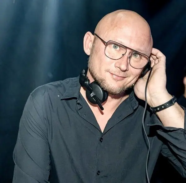 Professioneller DJ für Hochzeiten & Events mit hochwertiger Technik, individueller Musikauswahl und voller Tanzfläche.