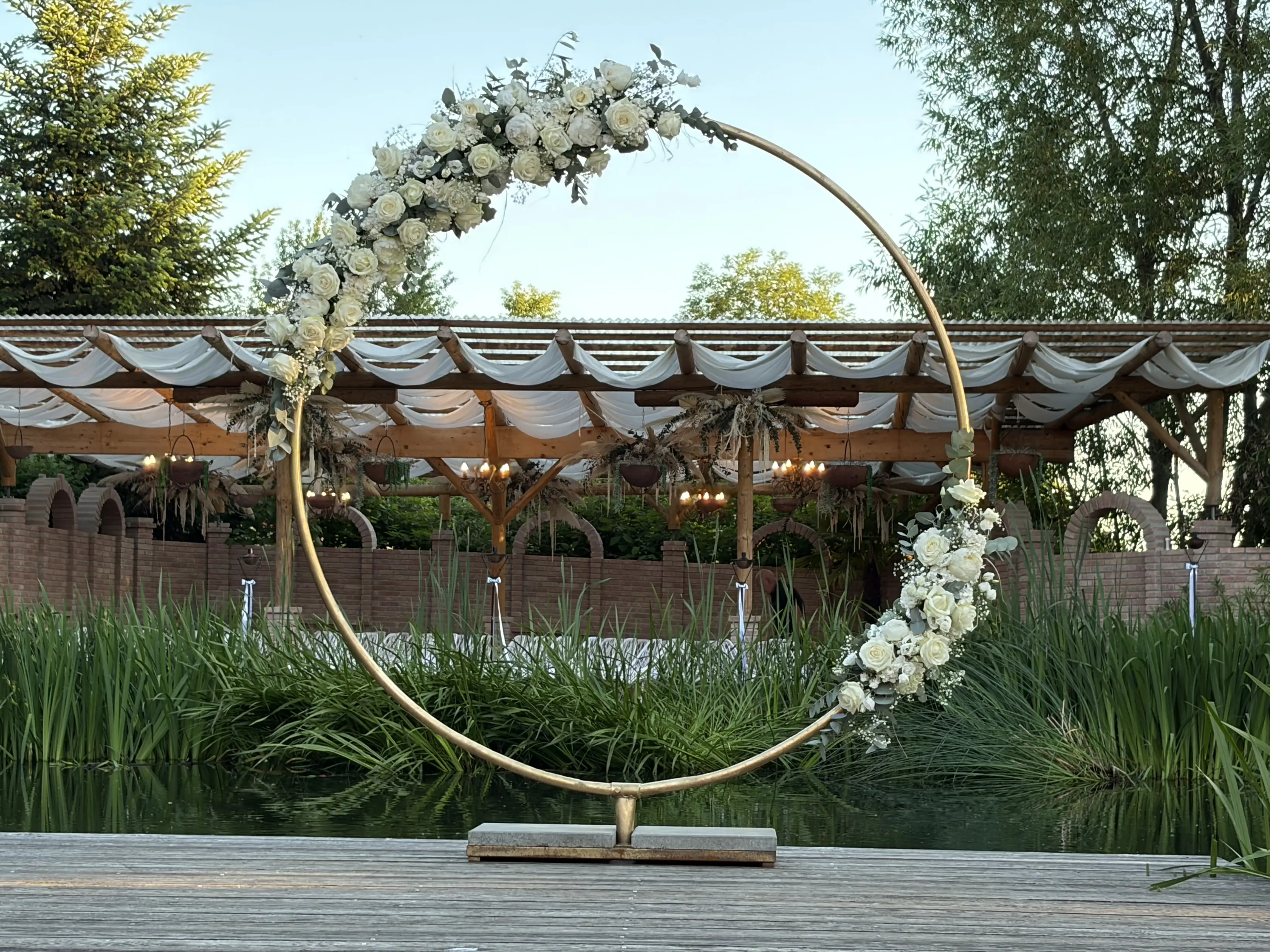  Professioneller DJ für Hochzeiten & Events mit hochwertiger Technik, individueller Musikauswahl und voller Tanzfläche. 