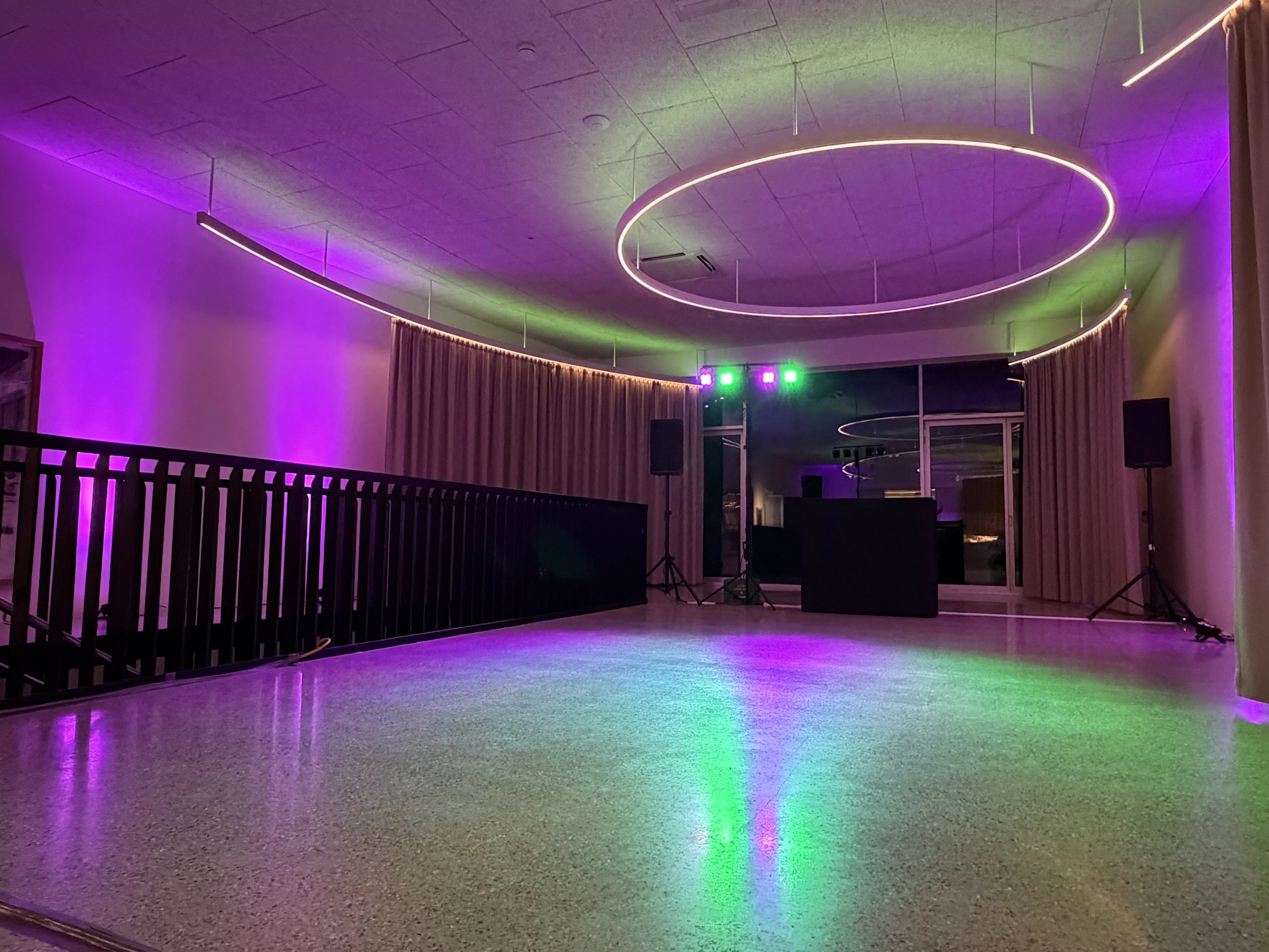  Professioneller DJ für Hochzeiten & Events mit hochwertiger Technik, individueller Musikauswahl und voller Tanzfläche. 