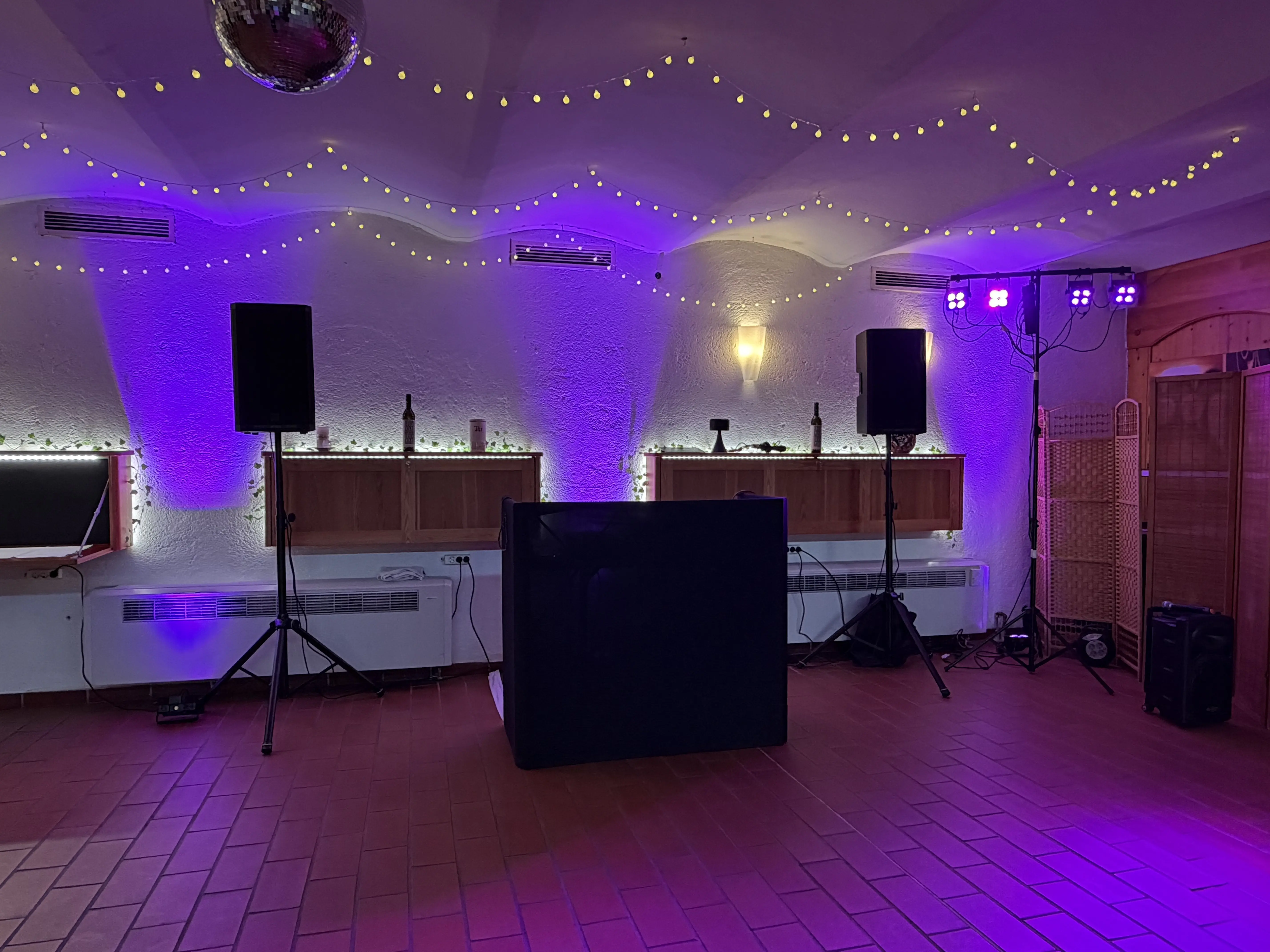  Professioneller DJ für Hochzeiten & Events mit hochwertiger Technik, individueller Musikauswahl und voller Tanzfläche. 