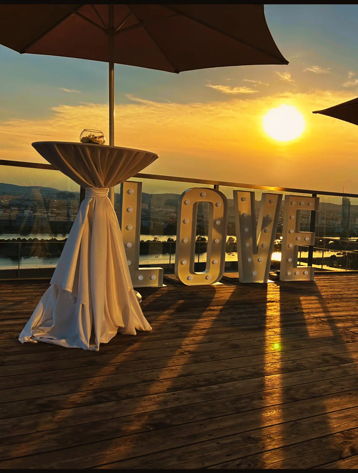  Professioneller DJ für Hochzeiten & Events mit hochwertiger Technik, individueller Musikauswahl und voller Tanzfläche. 