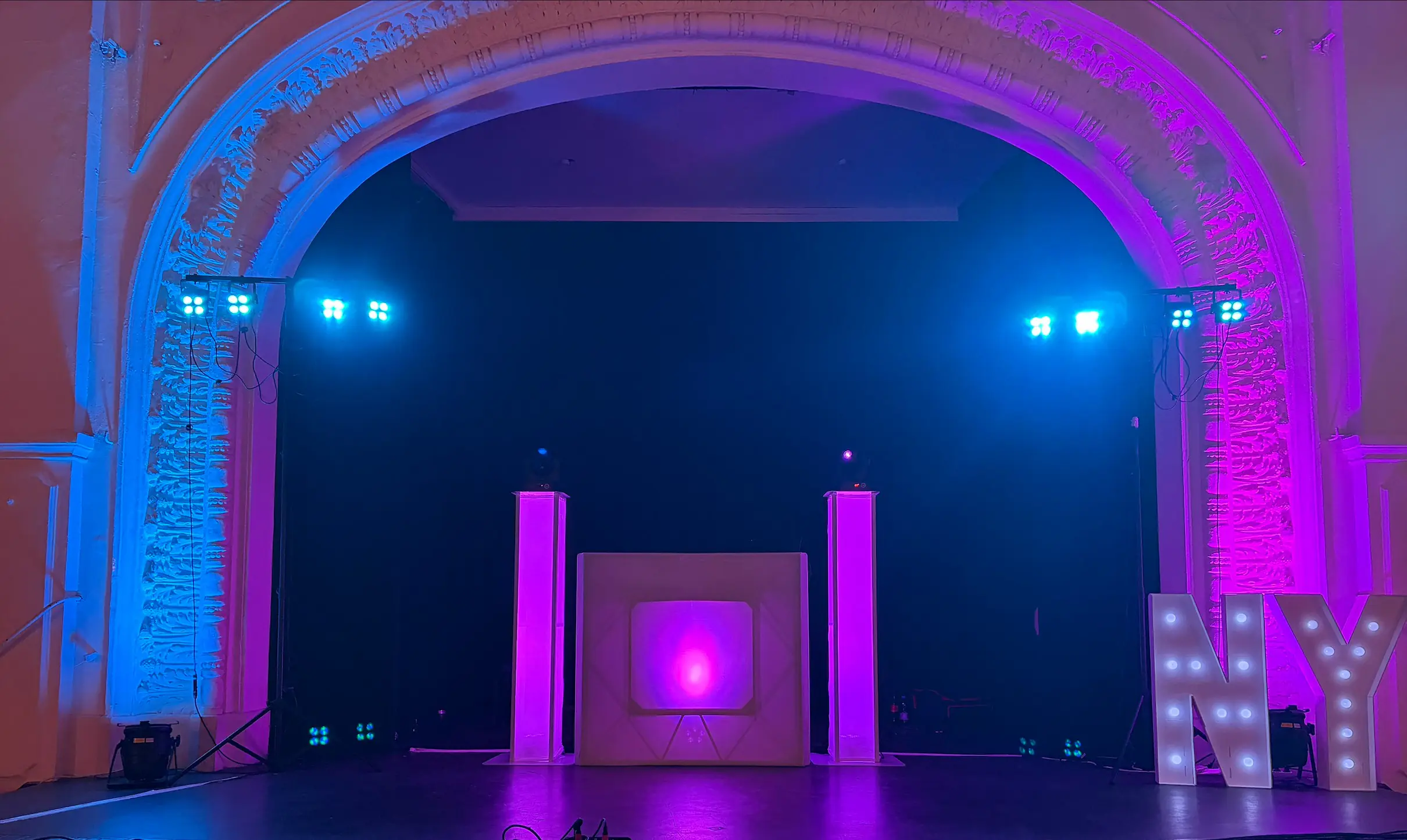 Professioneller DJ für Firmenfeiern, Galas, Weihnachtsfeiern, Sommerfeste und Business-Events.
