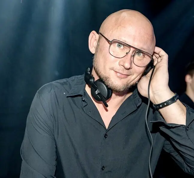 Professioneller DJ für Firmenfeiern, Galas, Weihnachtsfeiern, Sommerfeste und Business-Events.