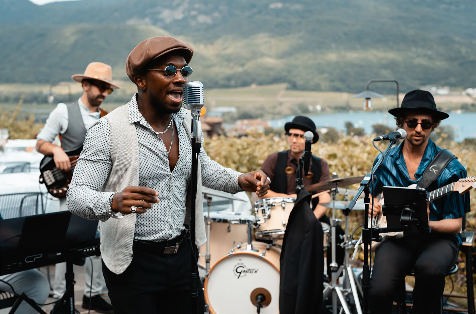 Lassen Sie sich von Moreland mitreißen – einer energiegeladenen High Energy Show Band, angeführt vom charismatischen US-
