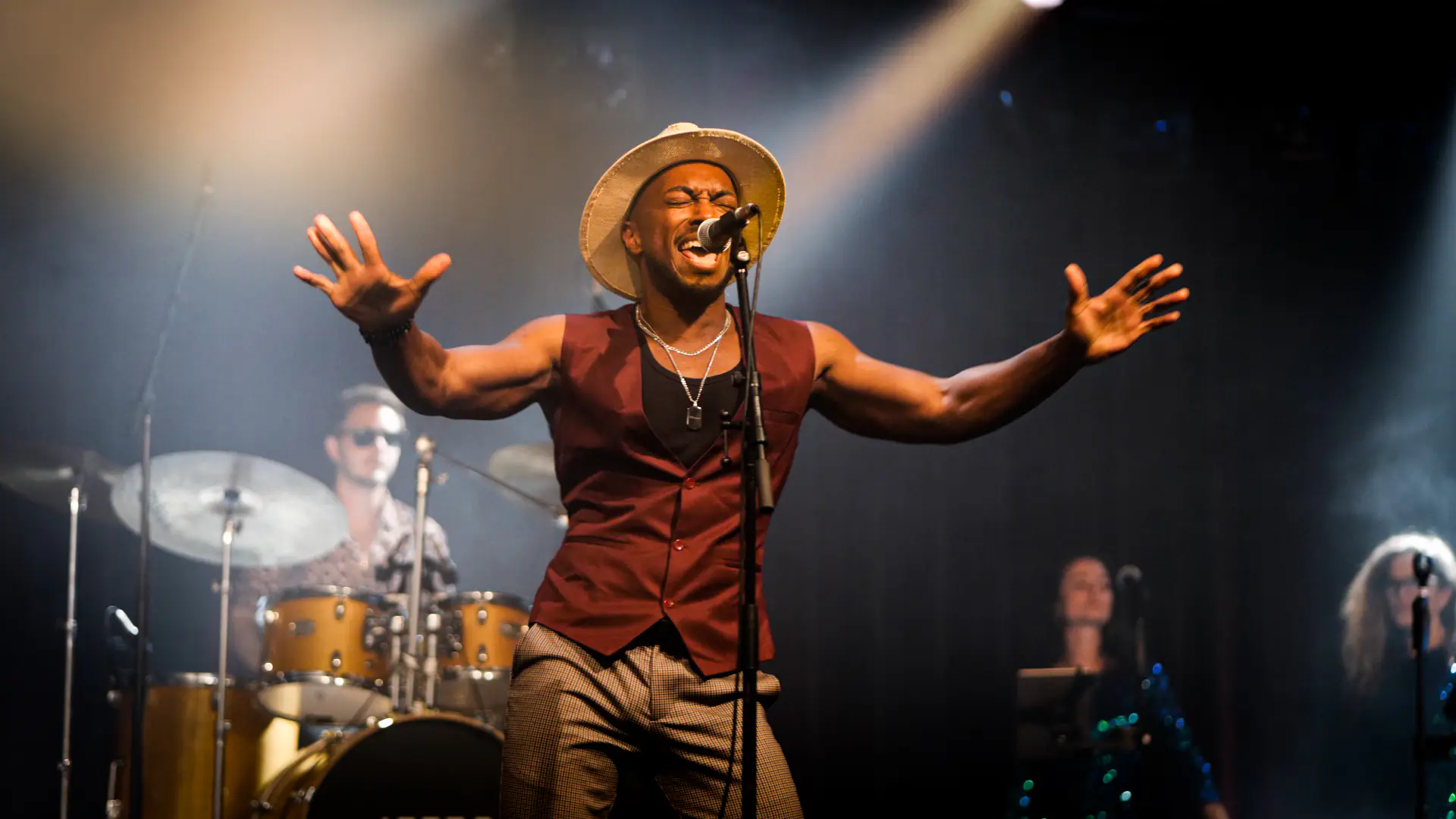 Lassen Sie sich von Moreland mitreißen – einer energiegeladenen High Energy Show Band, angeführt vom charismatischen US-