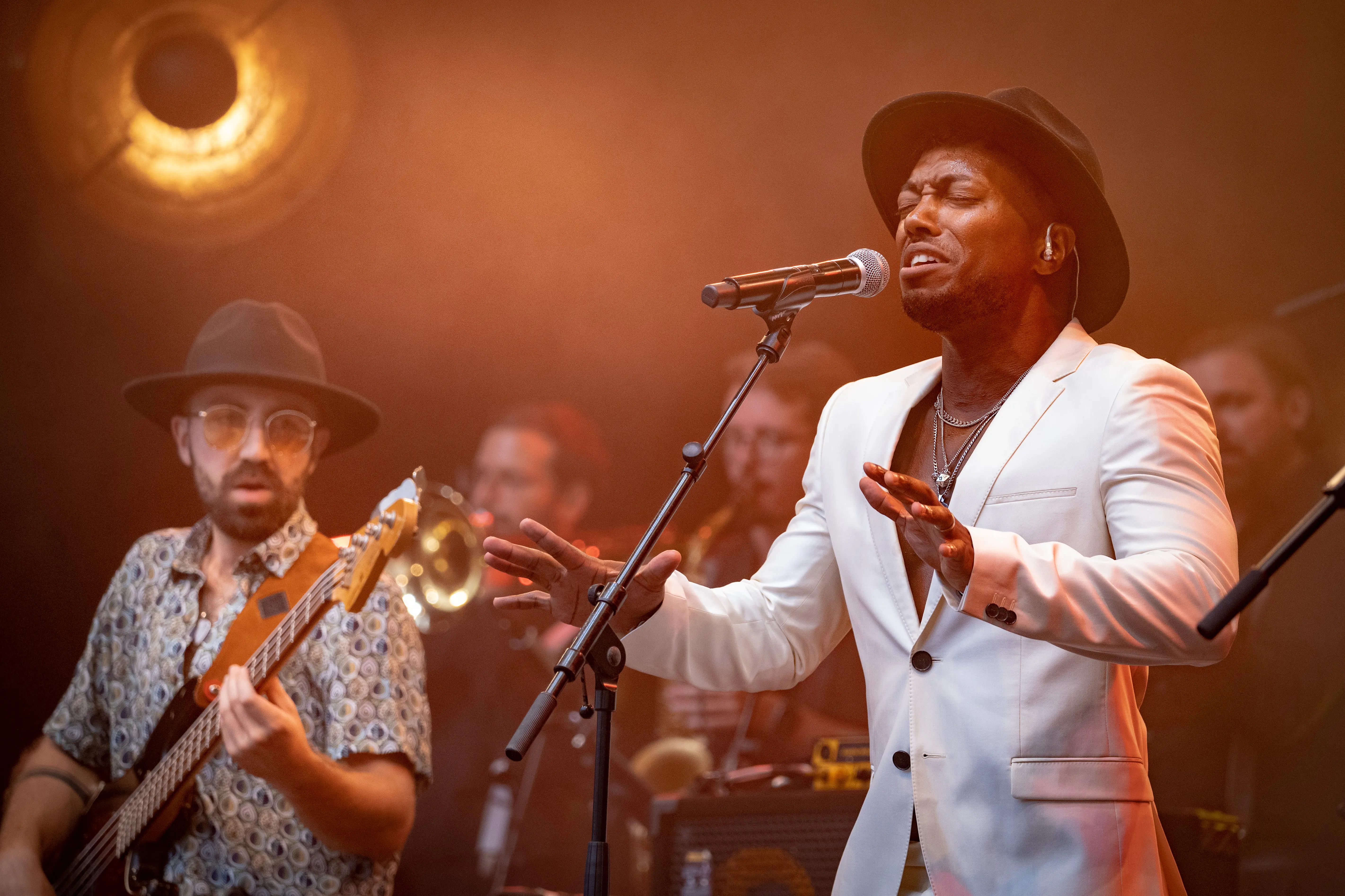 Lassen Sie sich von Moreland mitreißen – einer energiegeladenen High Energy Show Band, angeführt vom charismatischen US-