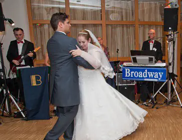 Die Musik bei einer Hochzeitstafel soll stimmungsvoll aber nicht zu laut sein. Alt und Jung kommen auf ihre Rechnung - Photo 7