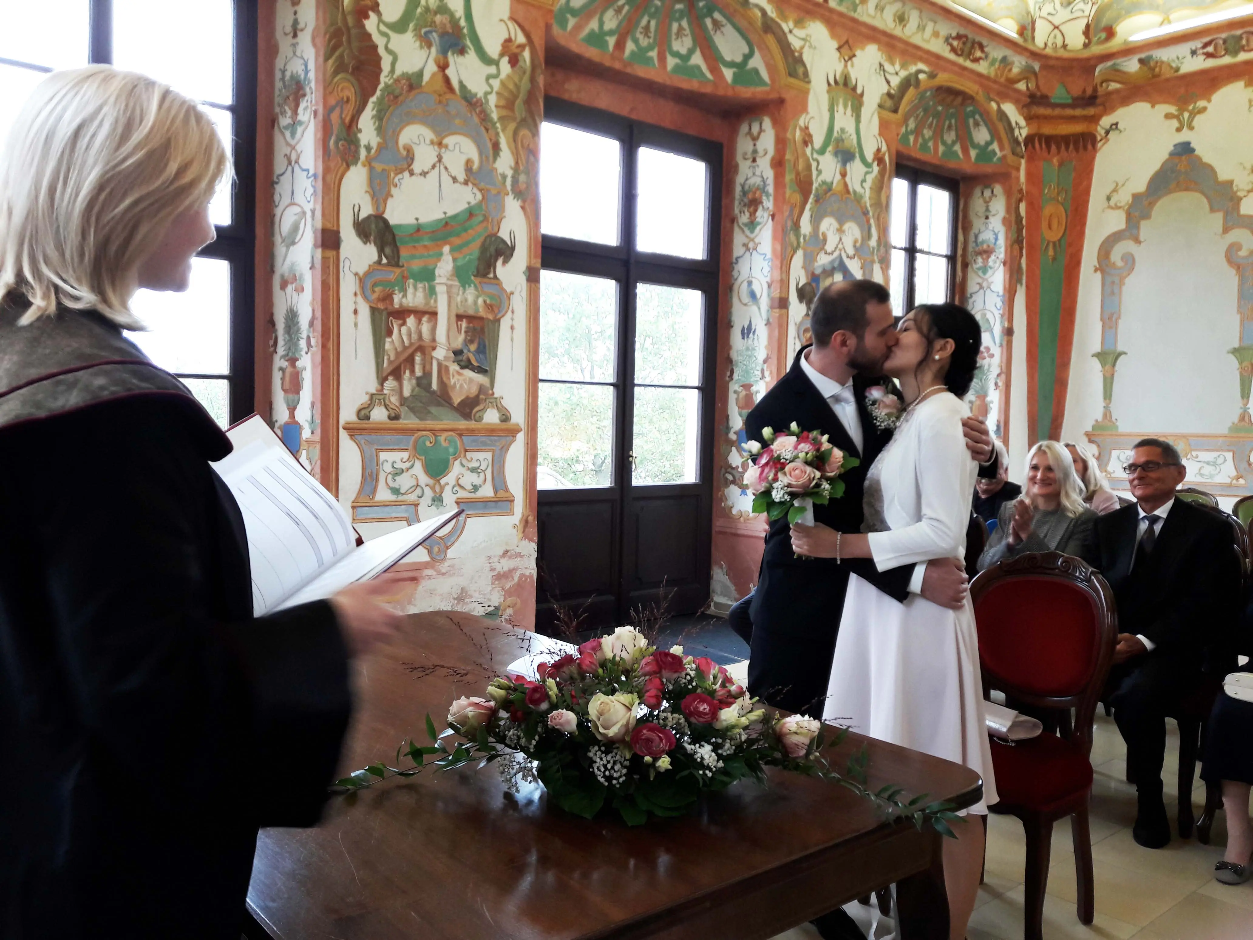 Die Musik bei einer Hochzeitstafel soll stimmungsvoll aber nicht zu laut sein. Alt und Jung kommen auf ihre Rechnung