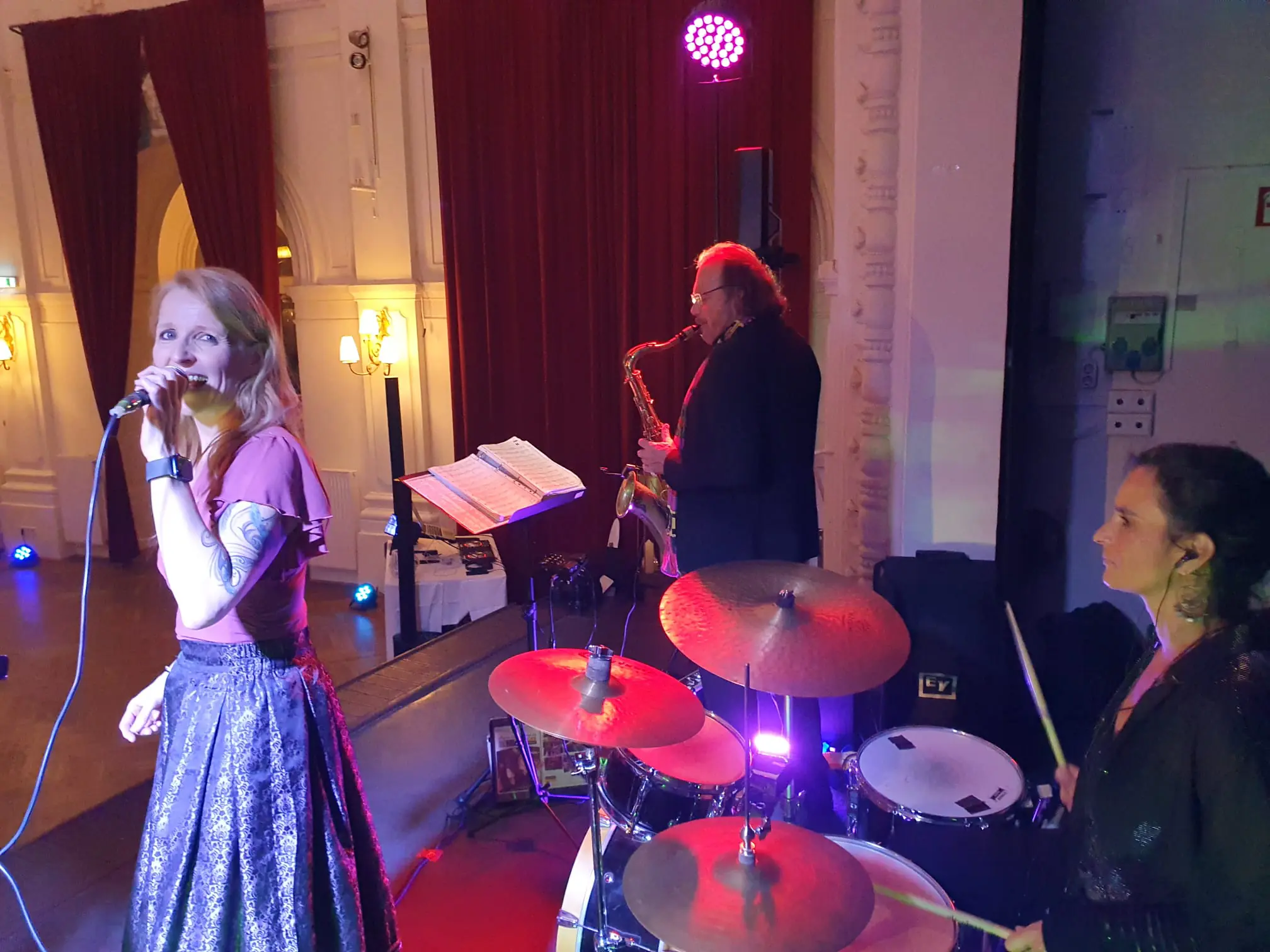 Die Musik bei einer Hochzeitstafel soll stimmungsvoll aber nicht zu laut sein. Alt und Jung kommen auf ihre Rechnung