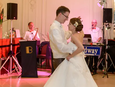 Die Musik bei einer Hochzeitstafel soll stimmungsvoll aber nicht zu laut sein. Alt und Jung kommen auf ihre Rechnung