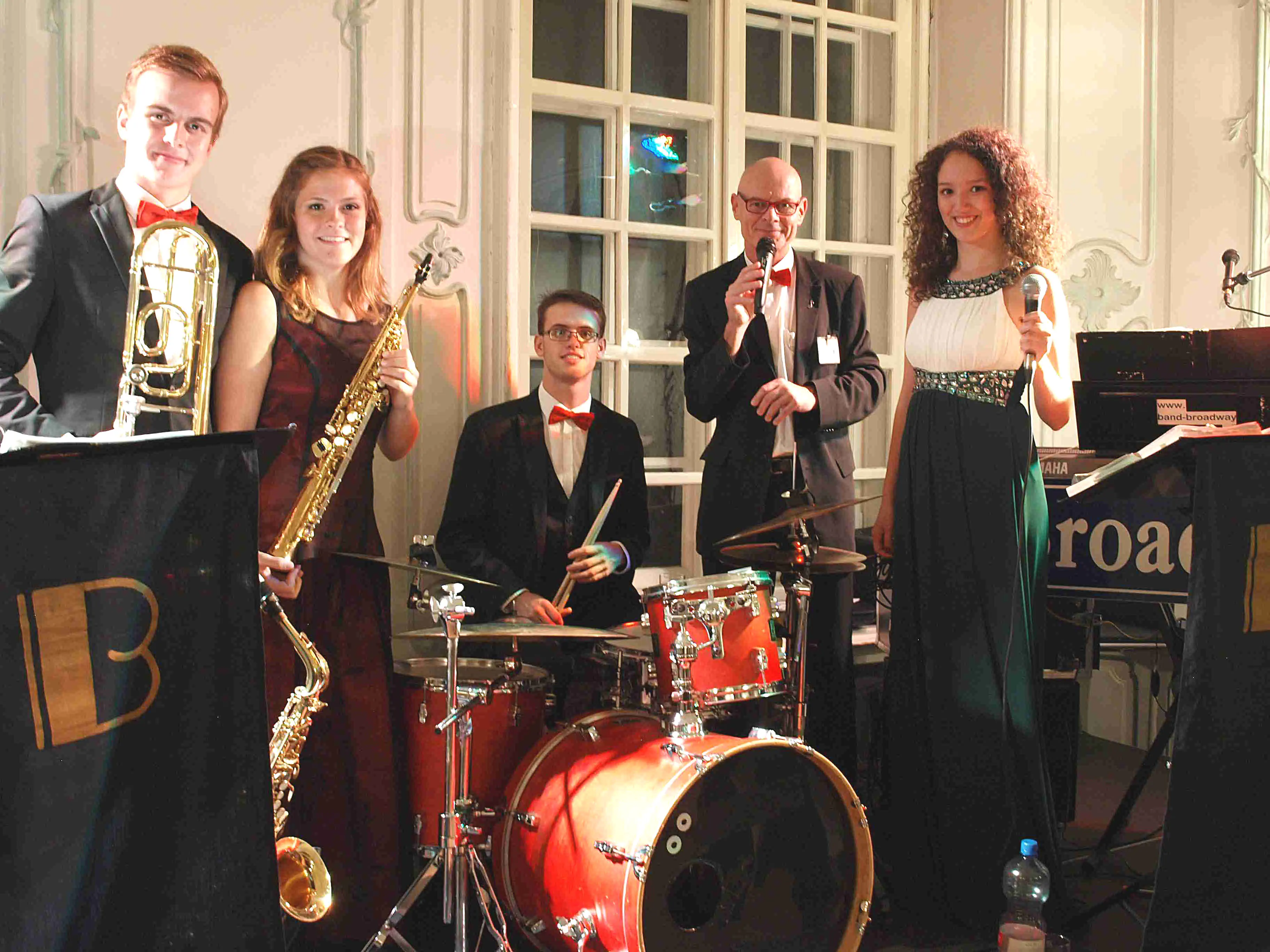 BALL, GALA Für Tanzveranstaltungen empfehlen wir Besetzungen ab Quartett oder Quintett aufwärts. Schulbälle!