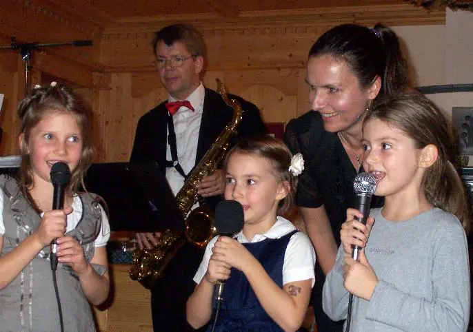 Live-Musik ist noch immer etwas Besonderes. Wir spielen in jeder Besetzung, an jedem Ort und jeden Stil: Kirche + Tafel