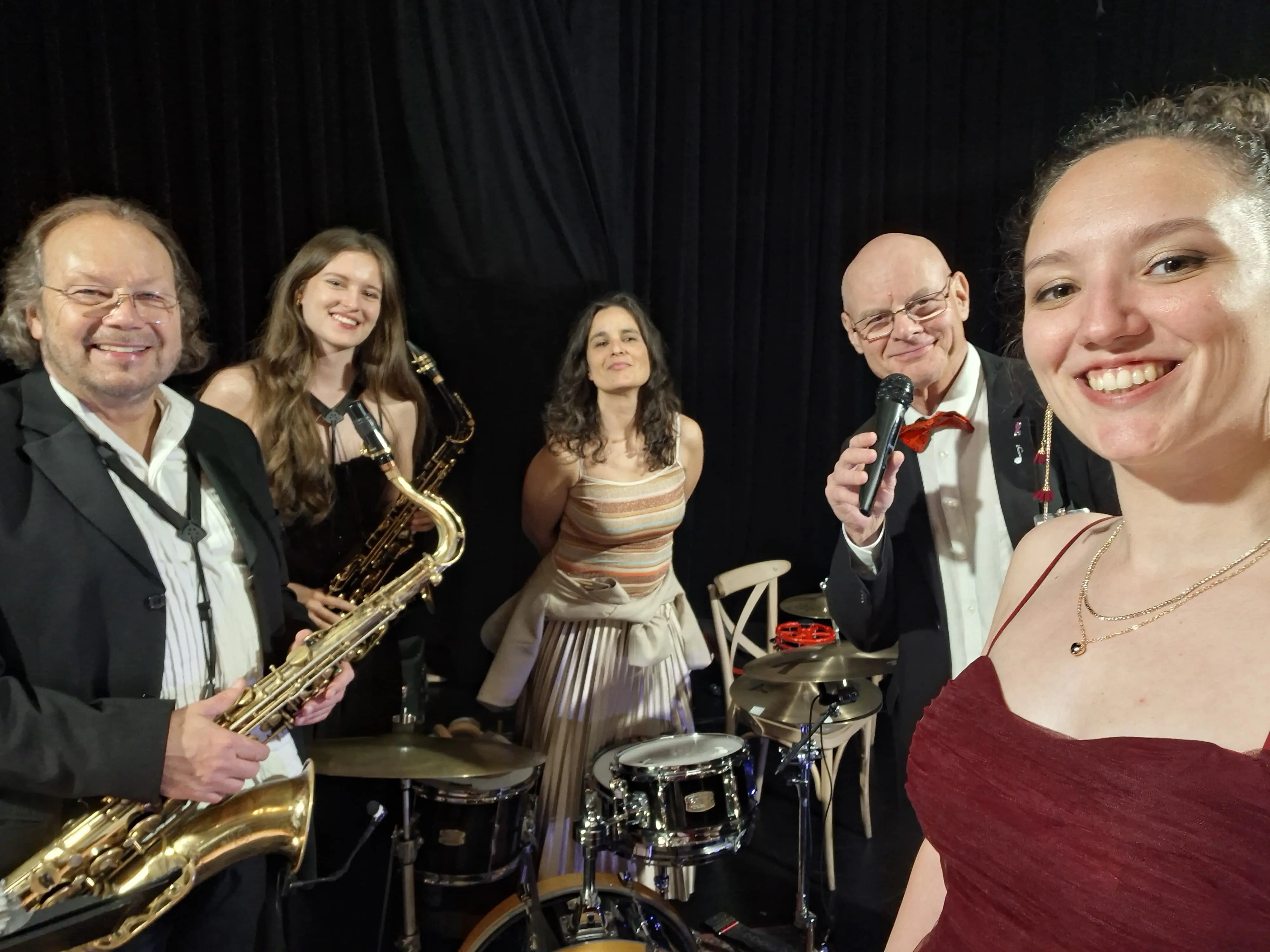 Live-Musik ist noch immer etwas Besonderes. Wir spielen in jeder Besetzung, an jedem Ort und jeden Stil: Kirche + Tafel - Photo 8