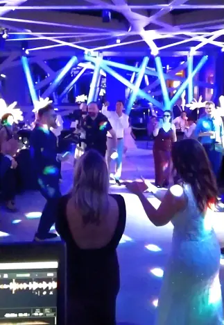 Profi Hochzeits- und Event DJ - mit 10 Jahren Erfahrung & moderner Ton - Licht und Effekt Technik sowie Fotoboxen.