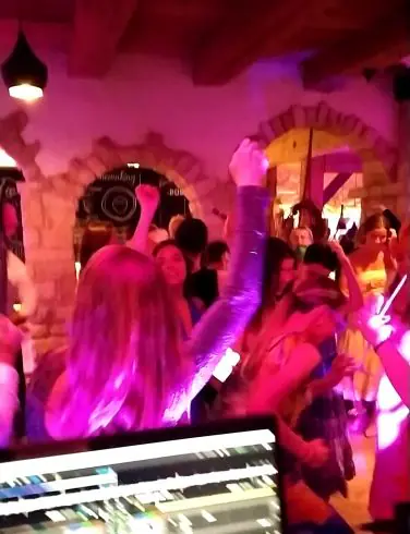 Profi Hochzeits- und Event DJ - mit 10 Jahren Erfahrung & moderner Ton - Licht und Effekt Technik sowie Fotoboxen.