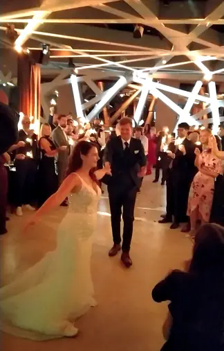 Profi Hochzeits- und Event DJ - mit 10 Jahren Erfahrung & moderner Ton - Licht und Effekt Technik sowie Fotoboxen.