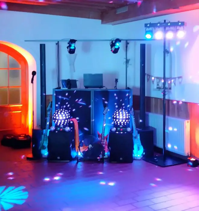 Profi Hochzeits- und Event DJ - mit 10 Jahren Erfahrung & moderner Ton - Licht und Effekt Technik sowie Fotoboxen.
