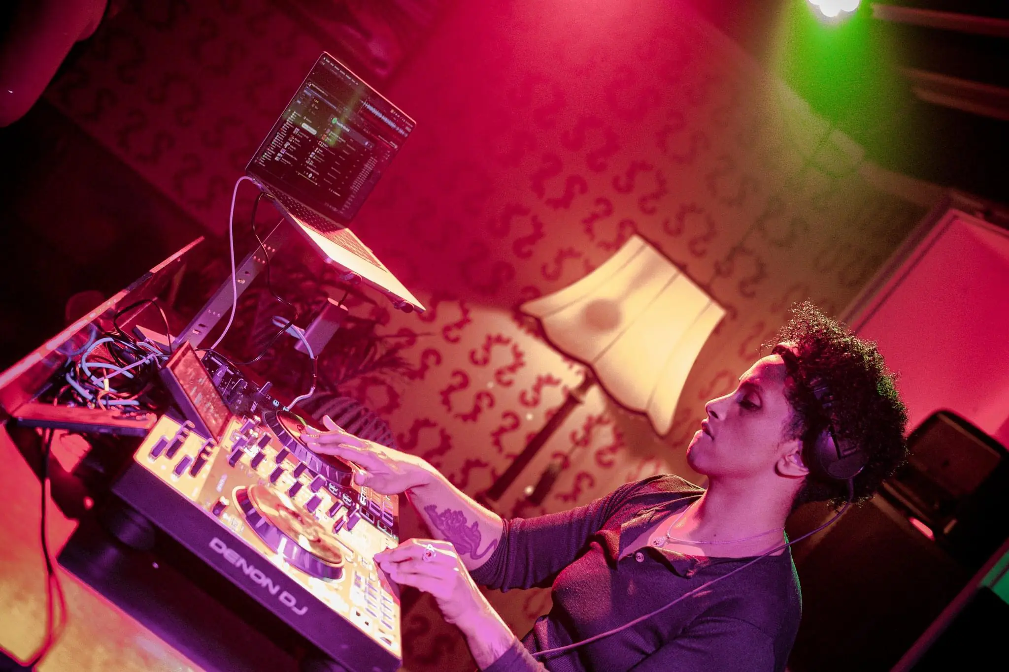 Professioneller Hochzeits-DJ mit Premium Sound, Lichttechnik, Moderation & individueller Musikplanung. - Photo 12