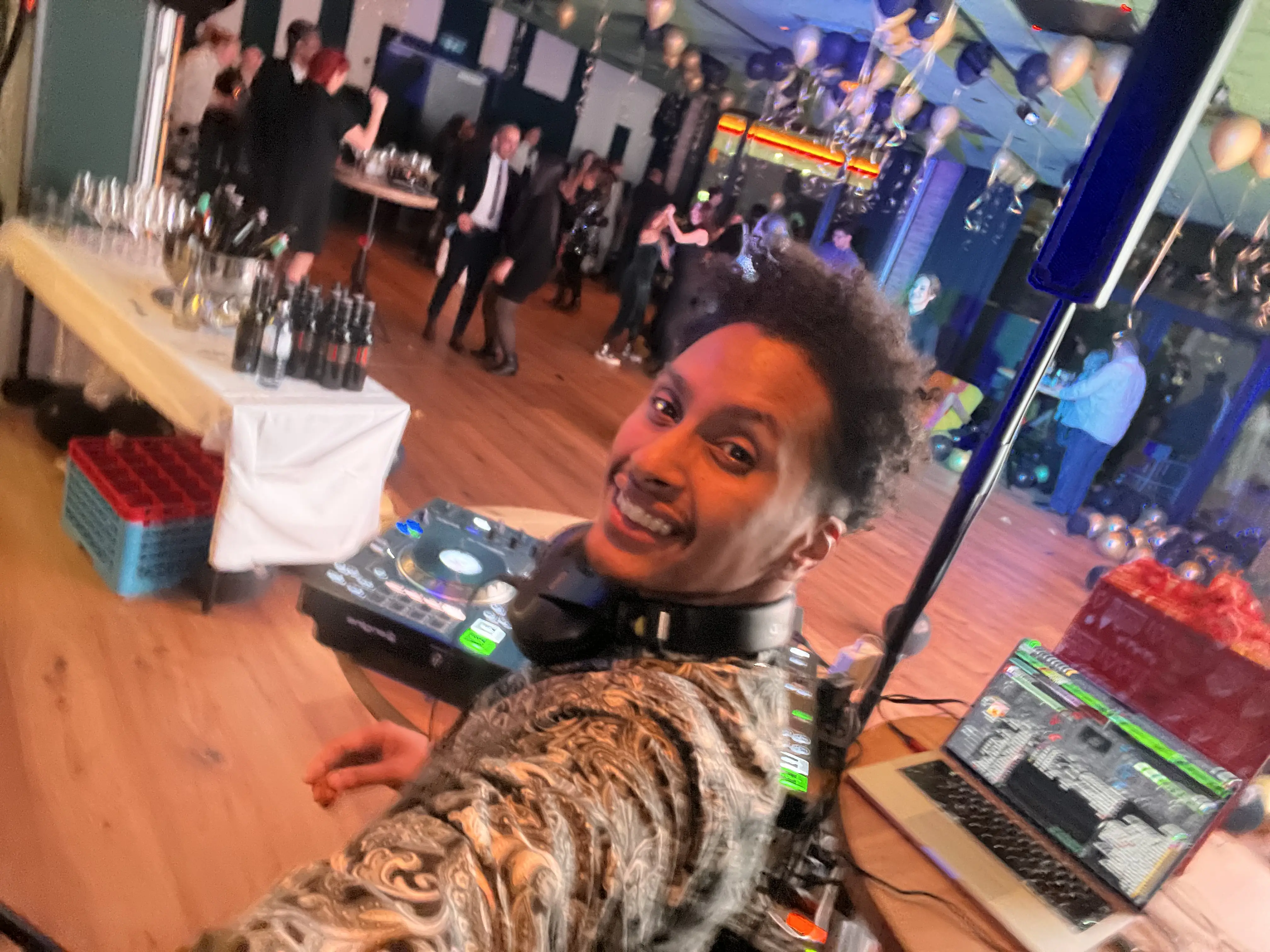 Professioneller Hochzeits-DJ mit Premium Sound, Lichttechnik, Moderation & individueller Musikplanung. - Photo 15