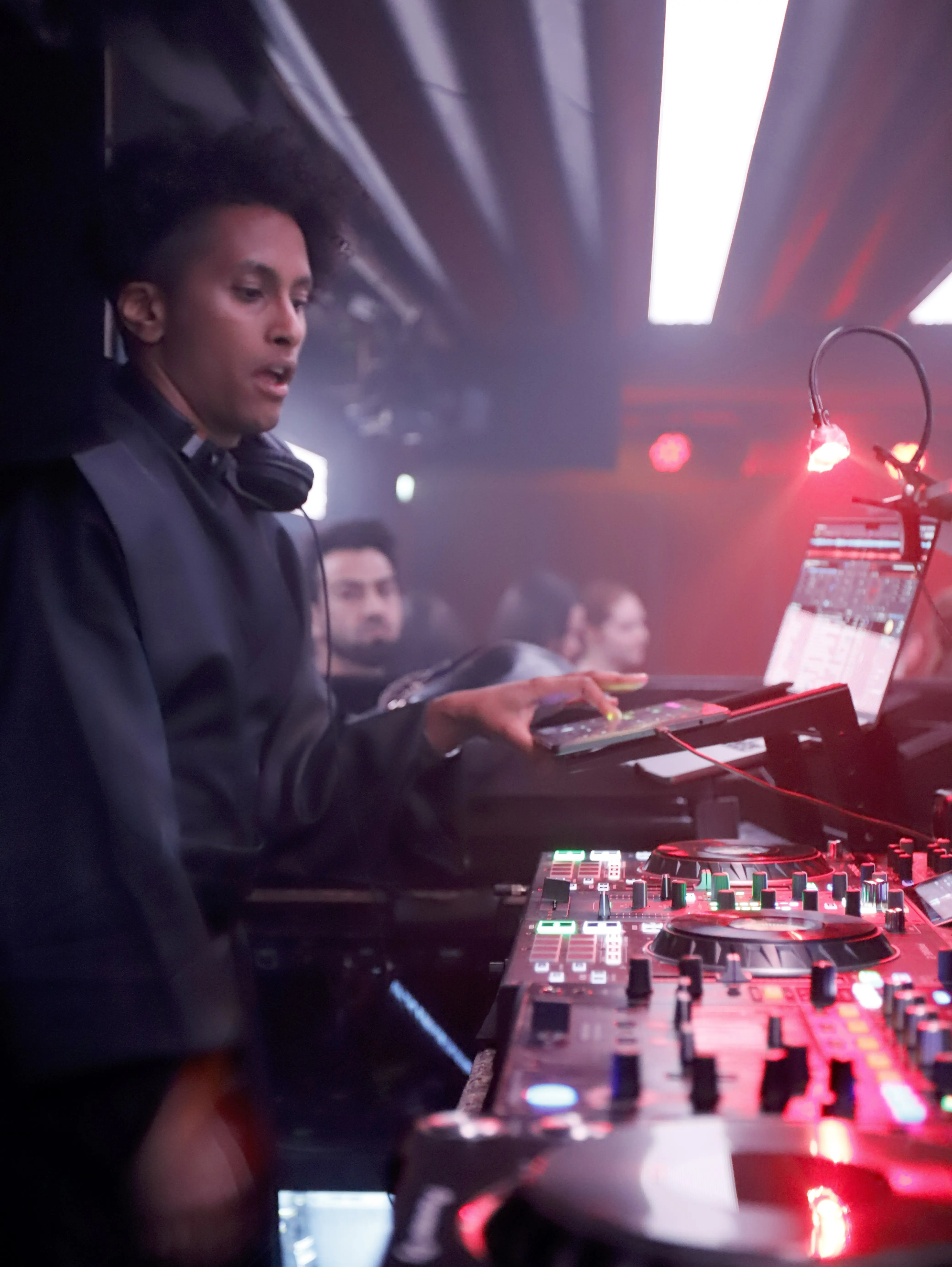 Professioneller Hochzeits-DJ mit Premium Sound, Lichttechnik, Moderation & individueller Musikplanung. - Photo 21