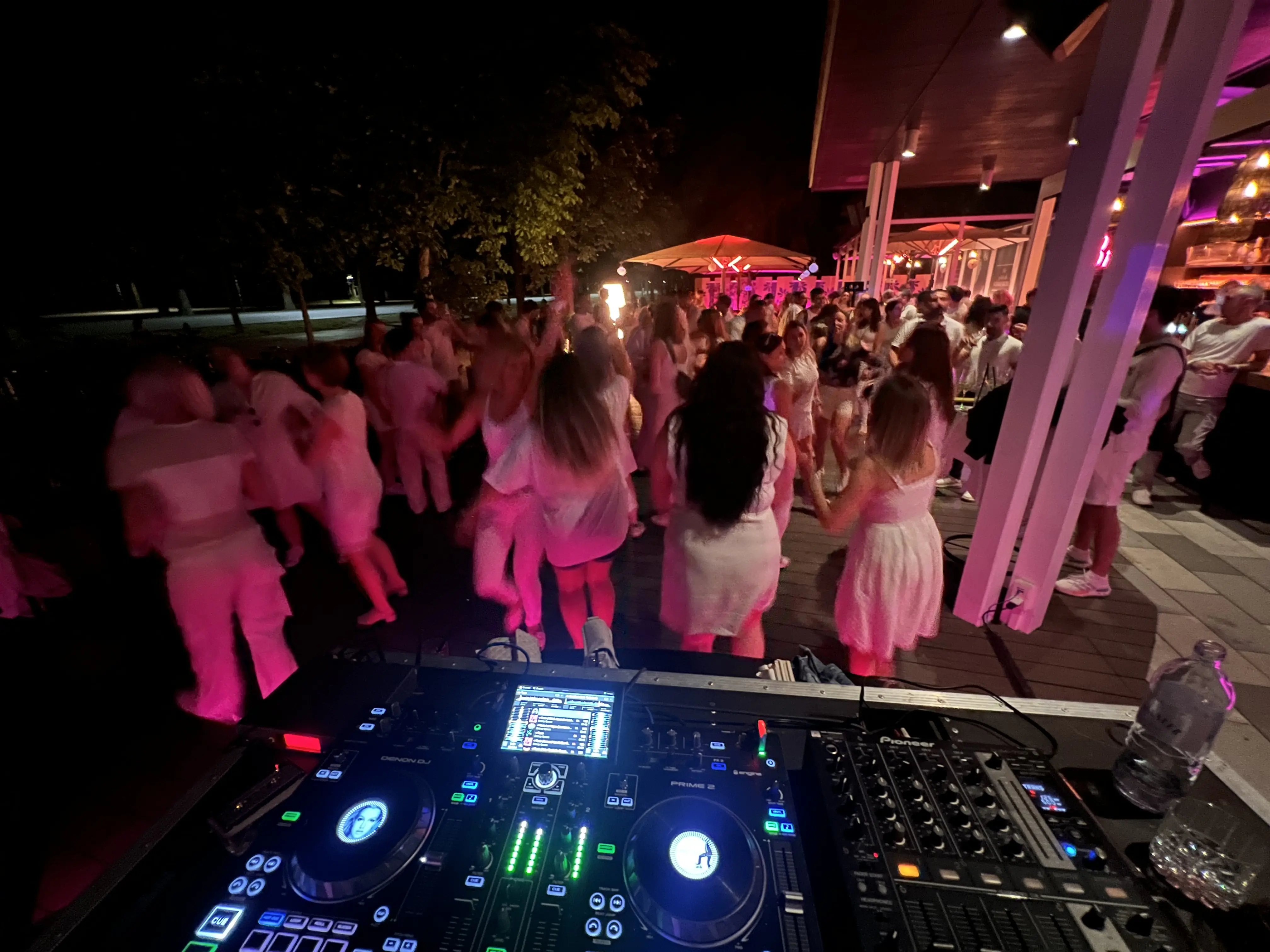 Professioneller Hochzeits-DJ mit Premium Sound, Lichttechnik, Moderation & individueller Musikplanung. - Photo 20