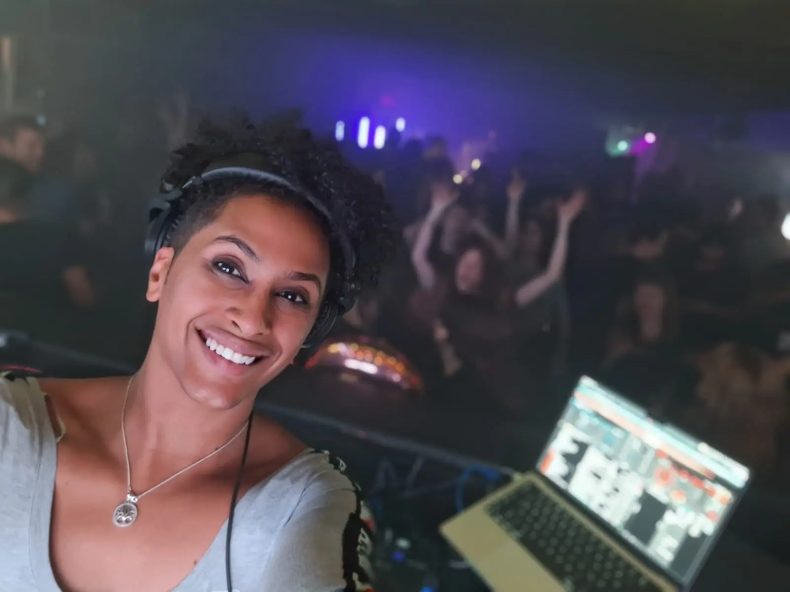 Professioneller Hochzeits-DJ mit Premium Sound, Lichttechnik, Moderation & individueller Musikplanung. - Photo 11