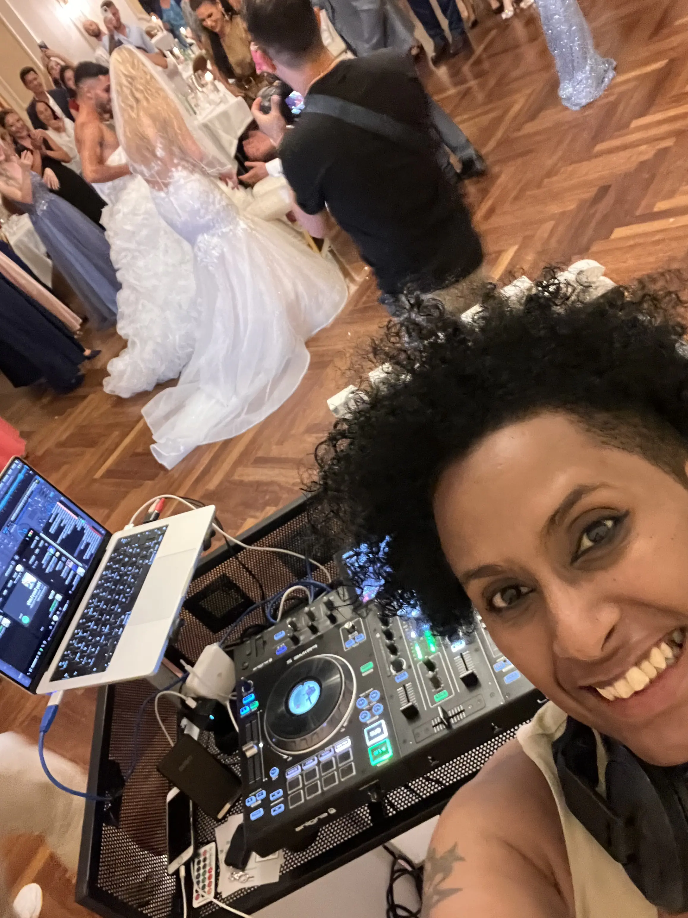 Professioneller Hochzeits-DJ mit Premium Sound, Lichttechnik, Moderation & individueller Musikplanung. - Photo 17