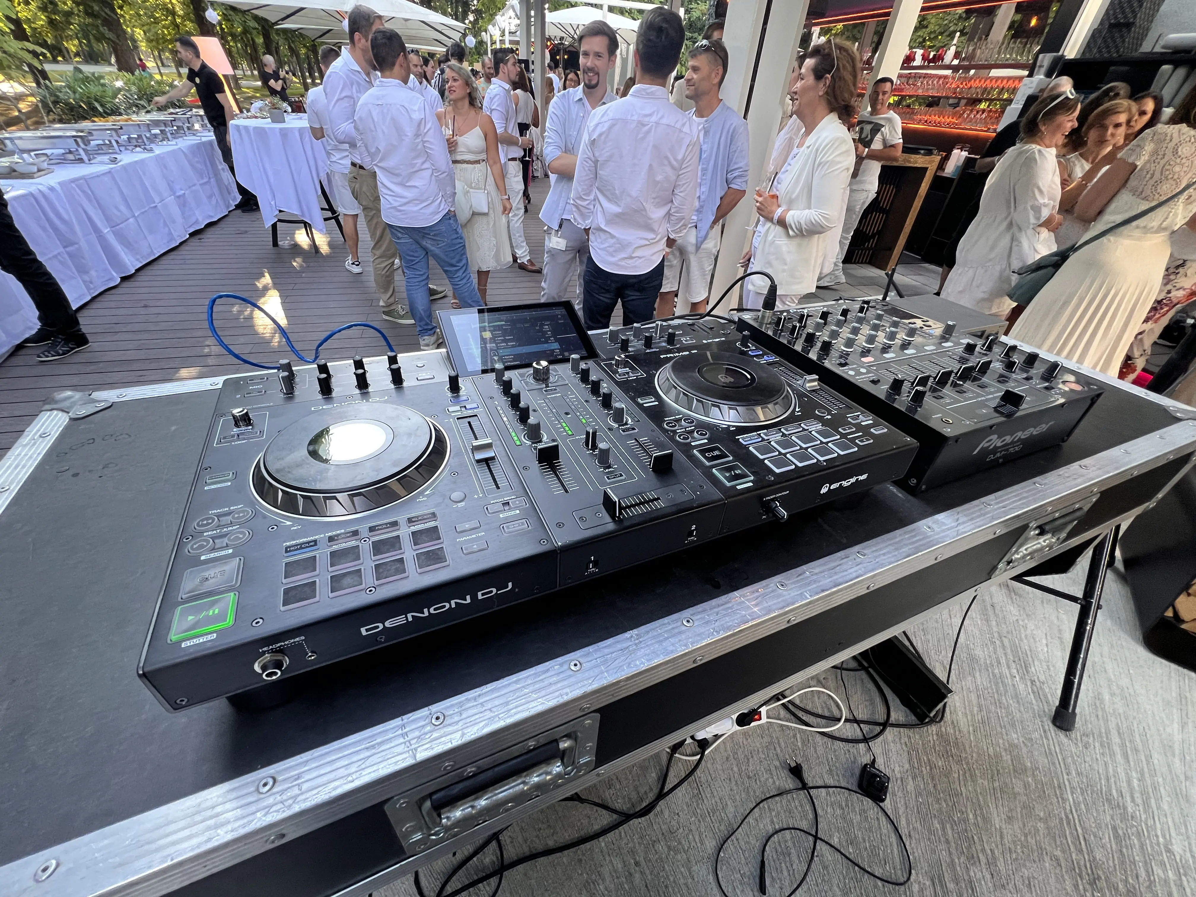 Professioneller Hochzeits-DJ mit Premium Sound, Lichttechnik, Moderation & individueller Musikplanung. - Photo 24