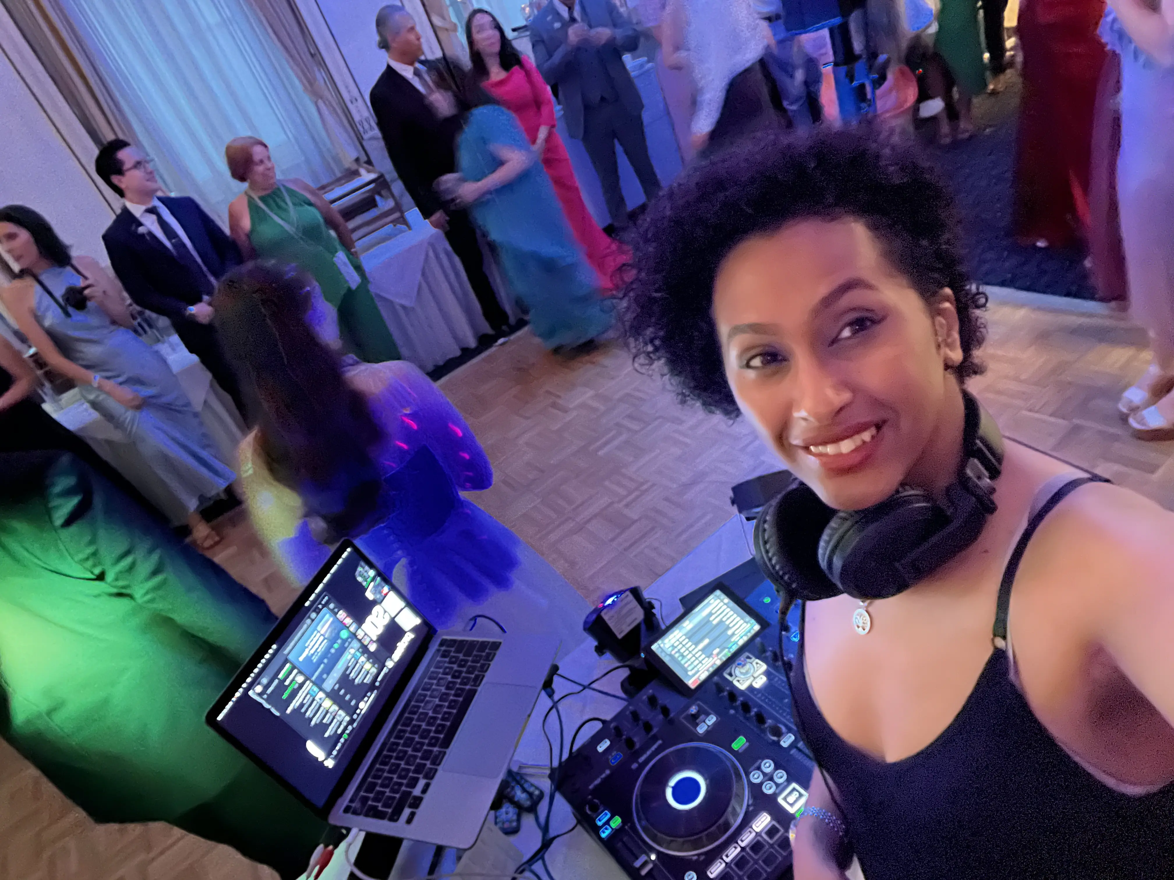 Professioneller Hochzeits-DJ mit Premium Sound, Lichttechnik, Moderation & individueller Musikplanung. - Photo 22